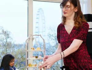 Dünyanın en uzun kadını Rümeysa Gelgi ile dünyanın en kısa kadını Jyoti Amge buluştu