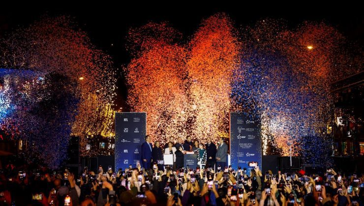 Dünyayı yeni yıl heyecanı sardı: Paris’in en ünlü caddesinden renkli görüntüler!