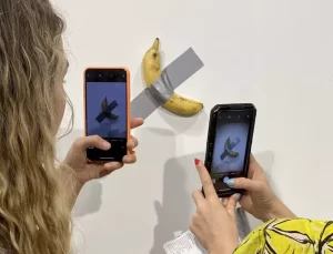 Duvara bantlanmış muz 6,2 milyon dolara alıcı buldu