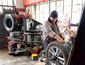 Düzce’de Kar Yağışı Lastikçilerde Yoğunluk Yarattı