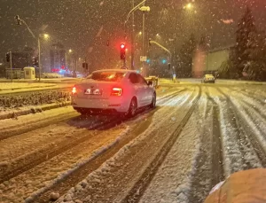 Düzce’de Kar Yağışı Sürücülere Zor Anlar Yaşatıyor