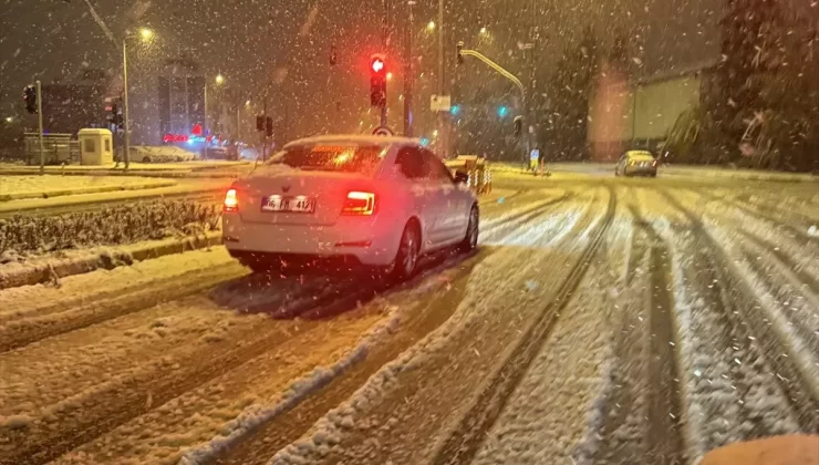 Düzce’de Kar Yağışı Sürücülere Zor Anlar Yaşatıyor