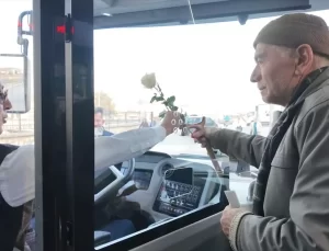 Düzce’de Şoförlere Gül Sürprizi