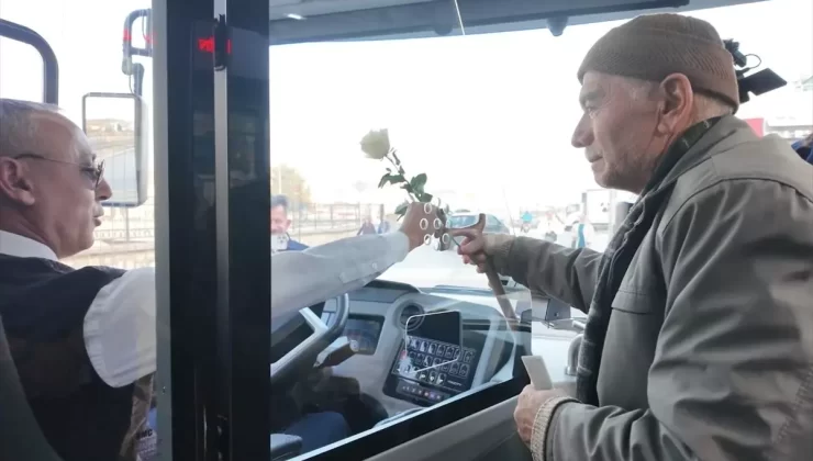 Düzce’de Şoförlere Gül Sürprizi