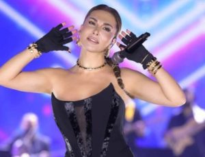 Ebru Yaşar Antalya ve İzmir’de sahneye çıktı! Coşku alana sığmadı