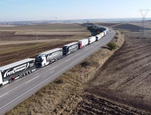Edirne Hamzabeyli’de 25 kilometrelik tır kuyruğu