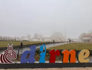 Edirne’de Yoğun Sis Görüş Mesafesini 30 Metreye Düşürdü