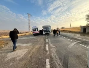 Elazığ’da Otobüs ile Kamyonet Çarpıştı: 4 Yaralı