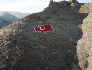 Elazığ’daki 400 metrekarelik kaya haritasını, gönüllüler yeniledi