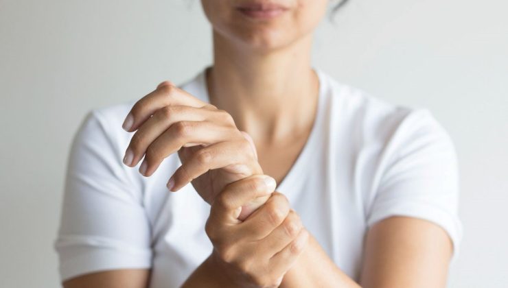 Ellerinizi hemen kontrol edin: Yüksek kolesterol belirtisiymiş, kalp krizini tetikliyor