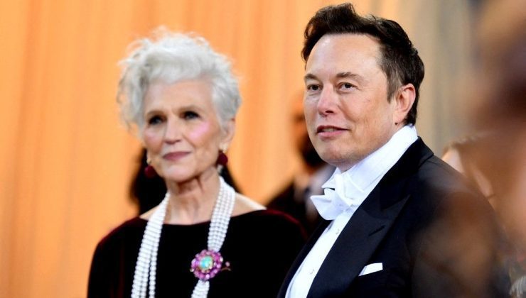 Elon Musk’ın annesi oğluna “zengin” denmesini istemiyor!