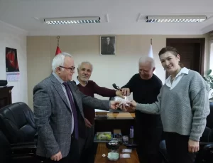 Emekli Öğretmenden Domates Tohumu Bağışı