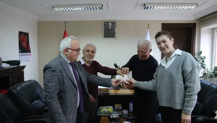 Emekli Öğretmenden Domates Tohumu Bağışı