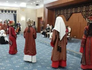 Emine Erdoğan, Kırgızistan Cumhurbaşkanı’nın eşi Aygül Caparova’nın akşam yemeğine katıldı