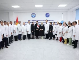 Emine Erdoğan, Kırgızistan’daki Türkiye Maarif Vakfı’nı ziyaret etti