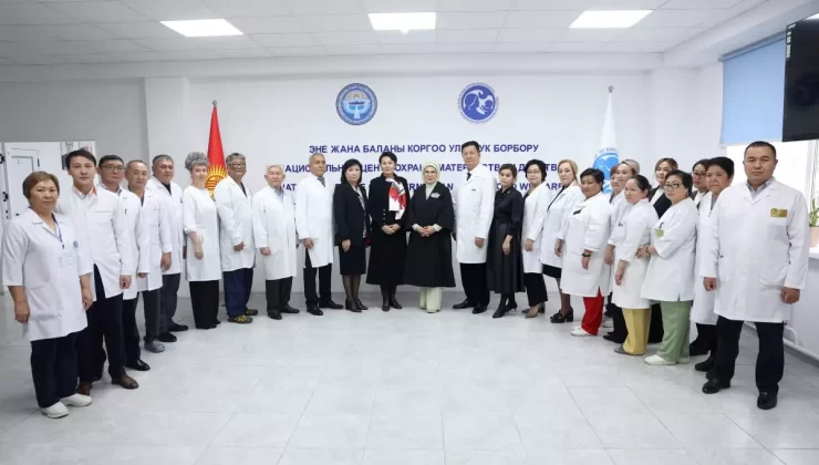 Emine Erdoğan, Kırgızistan’daki Türkiye Maarif Vakfı’nı ziyaret etti