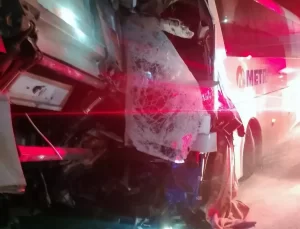 Emirdağ’da Yolcu Otobüsü Kaza Yaptı: 30 Yaralı