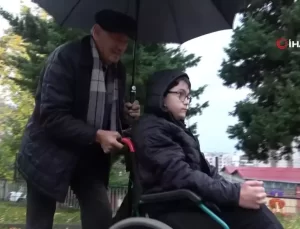 Engelli Torununa Destek Oluyor