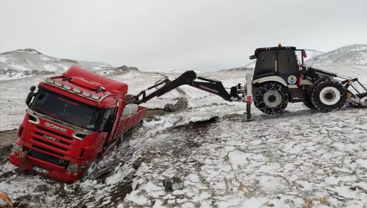 Erdemli’de Mahsur Kalan Tırlar Kurtarıldı
