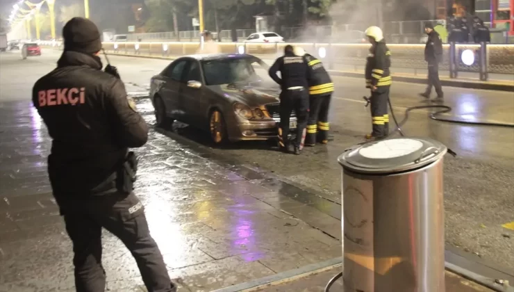Erzincan’da Park Halindeki Araç Yandı