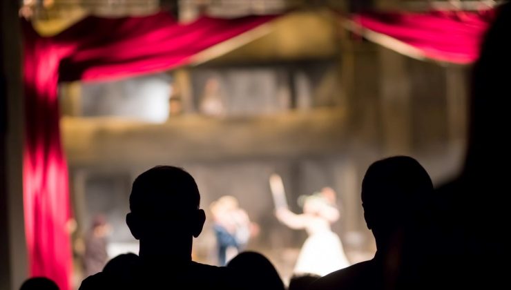 Erzurum Devlet Tiyatrosu Palto oyunuyla sahne aldı