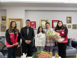 Erzurum’da ASHM görevlileri şehit eşinin Öğretmenler Günü’nü kutladı