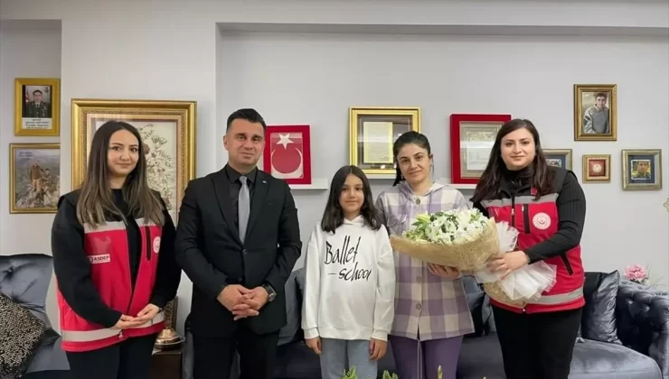 Erzurum’da ASHM görevlileri şehit eşinin Öğretmenler Günü’nü kutladı