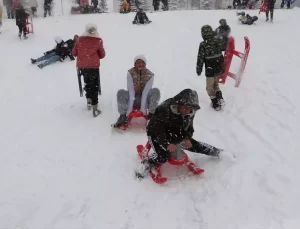 Erzurum’da Kış Keyfi: Okul Tatilinde Çocuklar Kayak Yapıyor