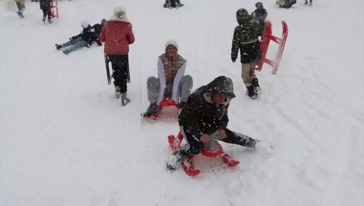Erzurum’da Kış Keyfi: Okul Tatilinde Çocuklar Kayak Yapıyor