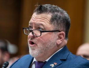 Eski Pentagonlu yetkilisi Elizondo’dan UFO’larla ilgili ‘evrende yalnız değiliz’ iddiası