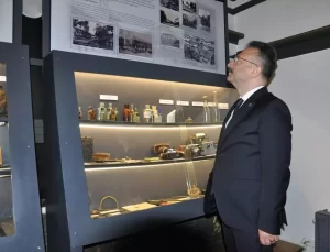 Eskişehir Valisi Aksoy, “Atatürk ile Bir Gün Galerisi”ni ziyaret etti