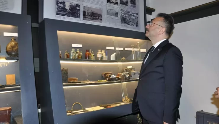 Eskişehir Valisi Aksoy, “Atatürk ile Bir Gün Galerisi”ni ziyaret etti