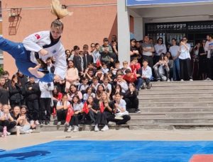 Eskişehir’de dünya şampiyonu öğretmen derse takla atarak başlıyor