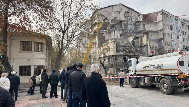 Eskişehir’de “kapalı gişe” ev yıkım çalışması
