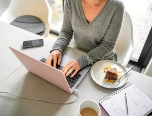 Evden Çalışanlar 24 Dakika Daha Fazla Uyuyor