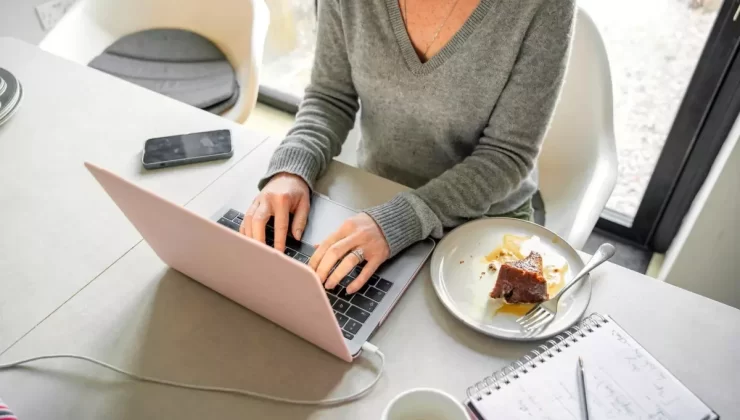 Evden Çalışanlar 24 Dakika Daha Fazla Uyuyor