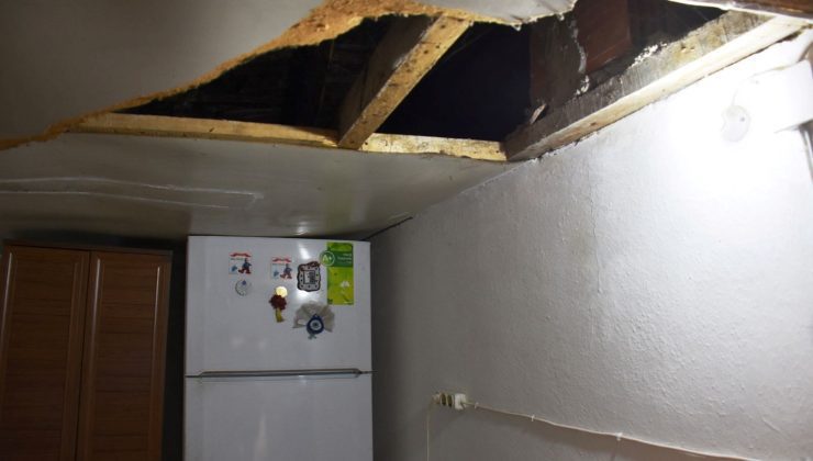 Evi çökmek üzere olan kimsesiz kadına yardım eli uzatıldı