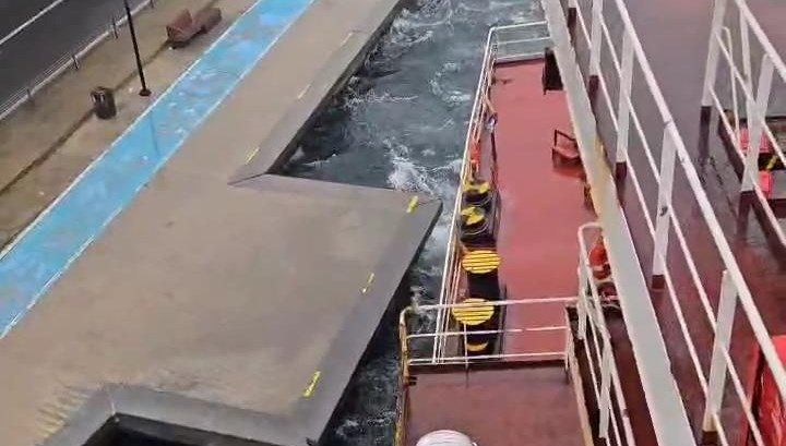 Faciaya ramak kaldı: Sürüklenen gemi kıyıya çarpmaktan son anda kurtuldu