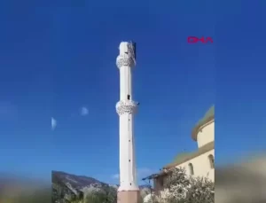 Fırtına, Antalya’da Cami Minaresinin Külahını Söküp Ağaçları Devrildi