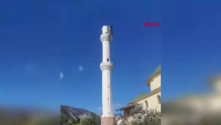 Fırtına, Antalya’da Cami Minaresinin Külahını Söküp Ağaçları Devrildi