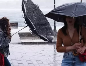 Fırtına ve yağış hayatı olumsuz etkiledi, deniz seferleri iptal edildi