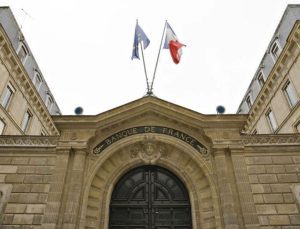 Fransa’da tahvil faizleri ilk kez Yunanistan’la aynı seviyeye yükseldi