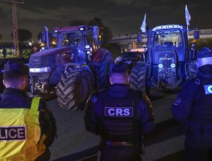 Fransız çiftçiler yeniden yollara döküldü