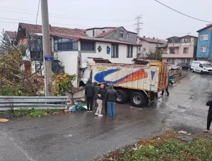 Freni Arızalanan Kamyon Eve Girdi