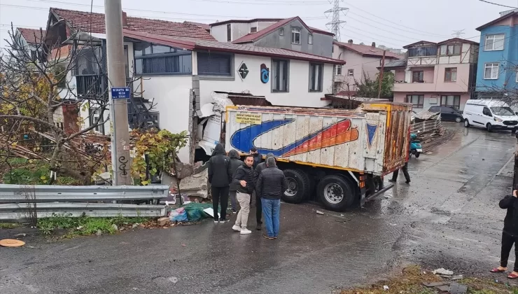 Freni Arızalanan Kamyon Eve Girdi