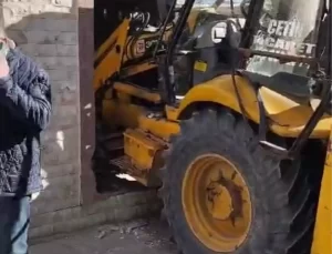 Freni Arızalanan Kepçe Eve Girdi, 1 Yaralı