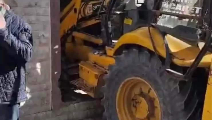 Freni Arızalanan Kepçe Eve Girdi, 1 Yaralı