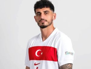Futbolcu Samet Akaydin, oyuncu Hazal Çağlar ile ilişki yaşadığını duyurdu