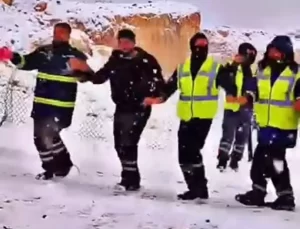 Gabar Dağı’nda işçiler, kar yağışını halay çekerek kutladı