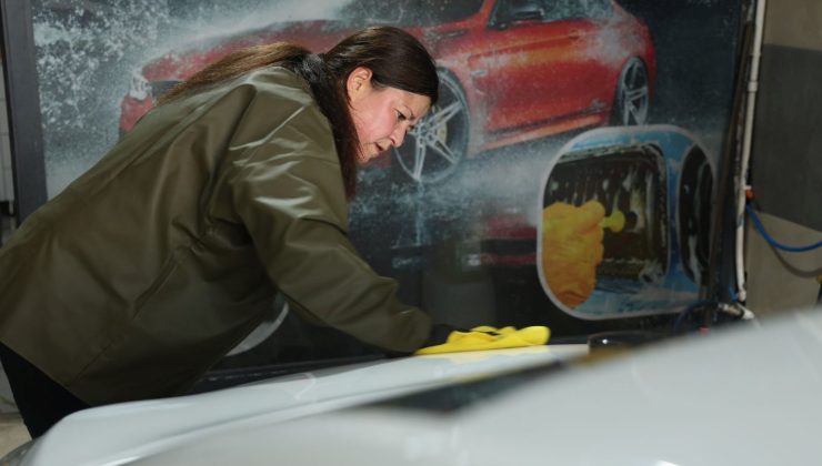 Gazetede gördüğü iş ilanı mesleği oldu: Konya’nın ilk “oto yıkamacı abla”sı